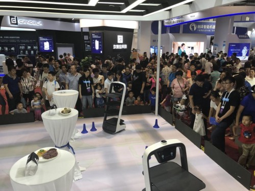普渡智能送餐機(jī)器人吸引數(shù)萬觀眾造訪