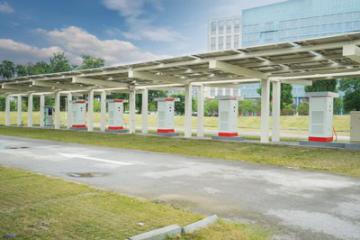 這座充電站可供50輛大型電動物流車同時充電，是武漢首個