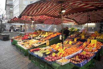 擺攤?cè)者M(jìn)3萬(wàn)！地?cái)偨?jīng)濟(jì)改變了世界：五菱神車銷售電話被打爆！