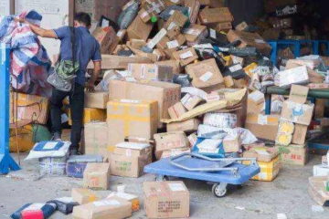 快遞線其實已被拉長，為何還有堆積如山？