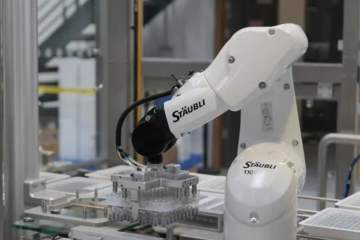 機(jī)器人自動(dòng)化單元完成檢查、貼標(biāo)簽和碼垛