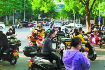 外賣車飛馳、自行車亂停、快遞車堵路……人行道暢行為啥這么難？