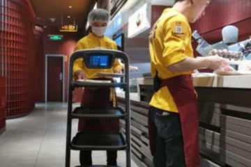 吸引食客的送餐機器人