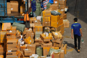 嘮嗑 | 罷工不停 快遞巨頭到底誰更黑？