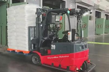 國(guó)內(nèi)首個(gè)廂式貨車無(wú)人叉車裝箱，未來(lái)機(jī)器人新突破！