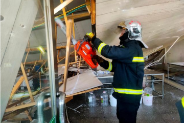 奈曼一食品廠廠房倒塌20多臺機器被壓 消防緊急救援