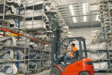 裝上綠色引擎，林德電動(dòng)平衡重叉車助力汽配物流高效運(yùn)行