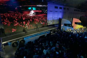 特斯拉上新 機(jī)器人先行