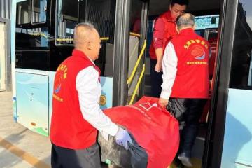 公交車日送3萬件快遞，村村都通！怎么做到的？