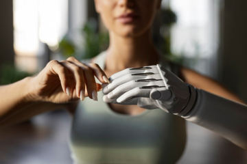 人形機(jī)器人沖入“風(fēng)口” ，產(chǎn)業(yè)鏈誰(shuí)在“狂奔”？