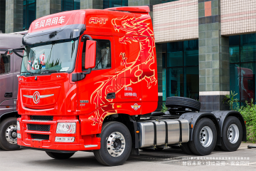 東風(fēng)商用車攜龍擎3.0動(dòng)力鏈強(qiáng)勢(shì)亮相2025化工物流安全環(huán)保發(fā)展論壇