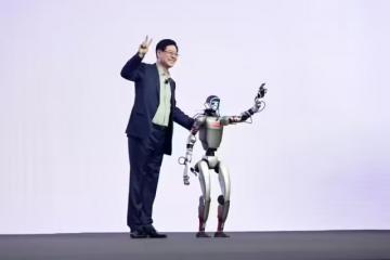 聯(lián)想首位人形機(jī)器人“硅基員工”，亮相