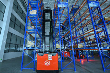 以創(chuàng)新雙側(cè)叉堆垛機器人破解高位貨架倉儲難題，這家科技企業(yè)掌握了“倉儲更優(yōu)解”