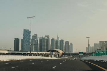 加快培育新型物流服務(wù)集成商，健全國際物流供應(yīng)鏈體系，大力推動農(nóng)村客貨郵融合發(fā)展