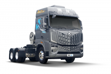 “神仙打架”中勝出！乘龍HK LNG牽引車榮獲年度品質(zhì)引領(lǐng)獎(jiǎng)