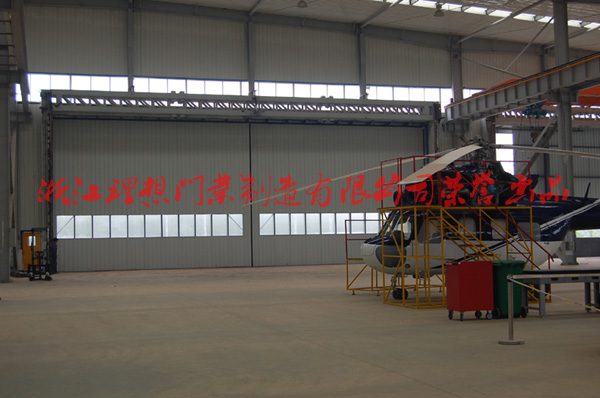 機(jī)庫(kù)大門，機(jī)場(chǎng)消防隊(duì)車庫(kù)門