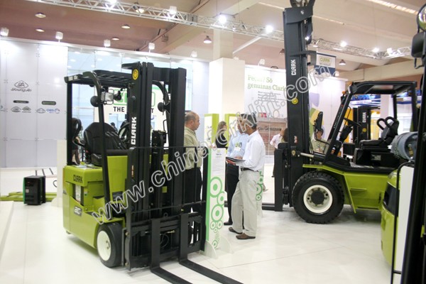 平衡重式三輪電動(dòng)叉車 