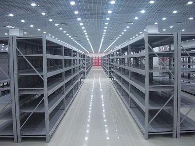 專業(yè)中型貨架生產(chǎn)，久威倉儲設(shè)備有限公司