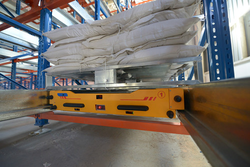 久威貨架生產(chǎn)穿梭車及貨架