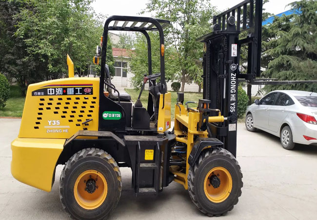 工地四驅(qū)叉車(chē)