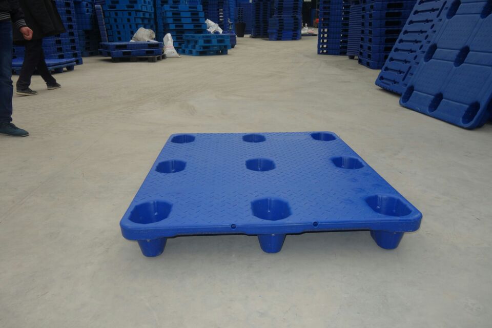 1111九腳吹塑塑料托盤1.1米*1.1米吹塑托盤配套地牛機(jī)械叉車