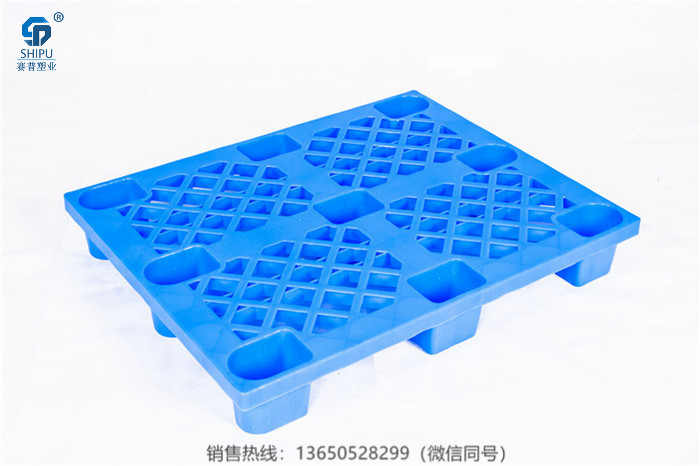供應(yīng)重慶潼南九腳塑料托盤 1.2米*1米網(wǎng)格塑料托盤廠家直銷