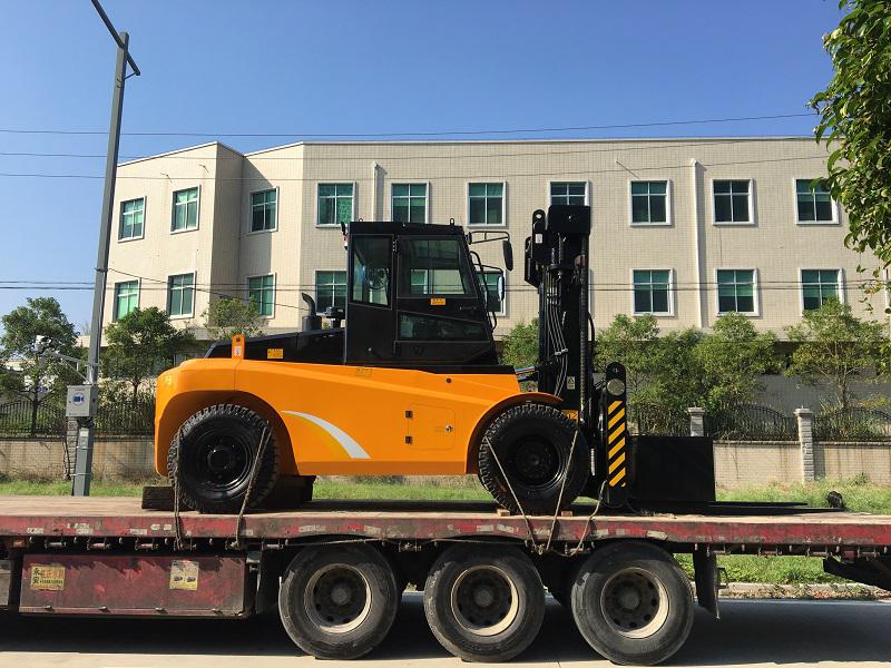 設(shè)備搬運(yùn)13.5噸叉車|采購(gòu)出租重型13.5噸叉車價(jià)格