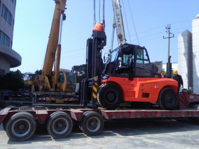 設(shè)備搬運(yùn)13.5噸叉車|采購(gòu)出租重型13.5噸叉車價(jià)格