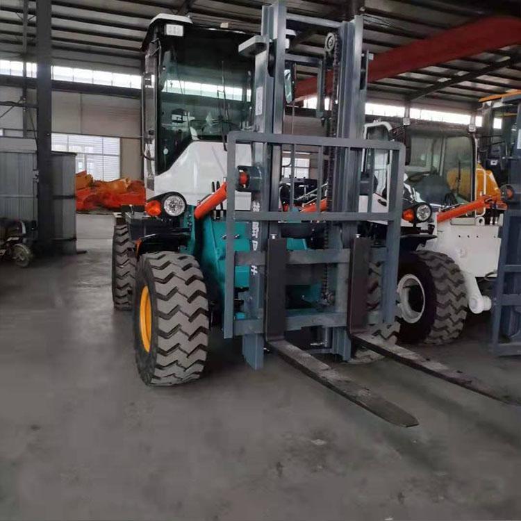   廠家直銷加后配重越野叉車 工地實(shí)心胎越野叉車 內(nèi)燃式升降推高車