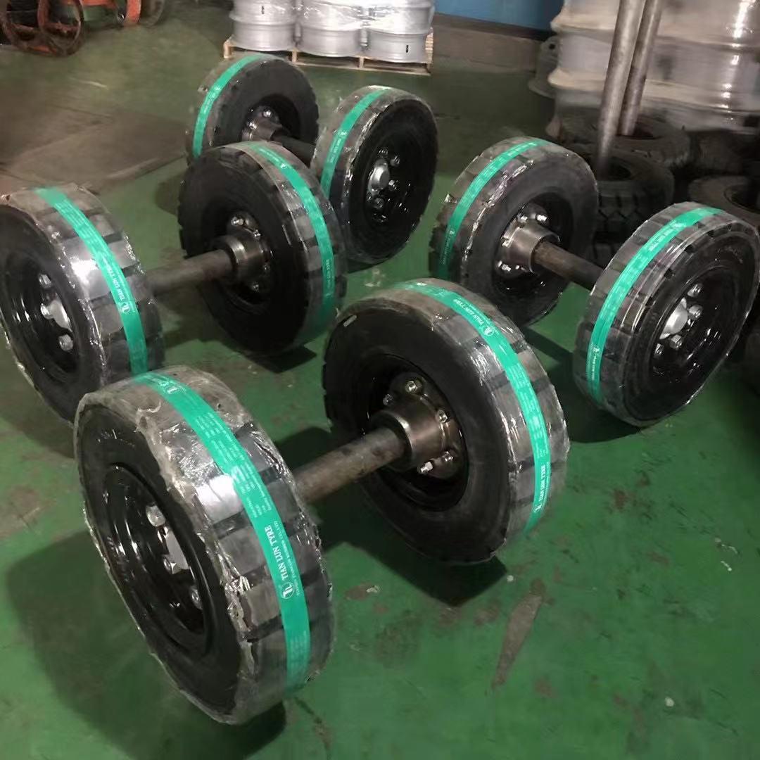 定做開(kāi)挖臺(tái)車輪胎隧道拖車軸直徑800型900型高載重高質(zhì)量輪胎