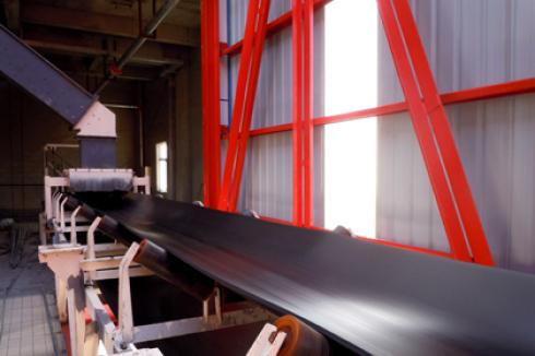 根據(jù)粉塵密閉和粉塵防爆要求的通用托輥帶式輸送機(jī)