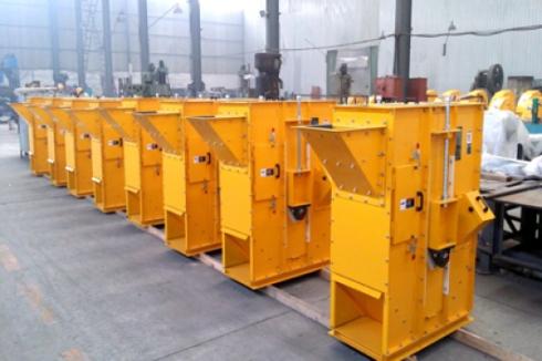 連續(xù)垂直輸送散體物料的TDTG型斗式提升機(jī)