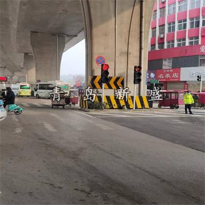 鐵跨公立交橋墩臺(tái)防撞保護(hù)裝置 公路橋墩黑黃相間醒目提示