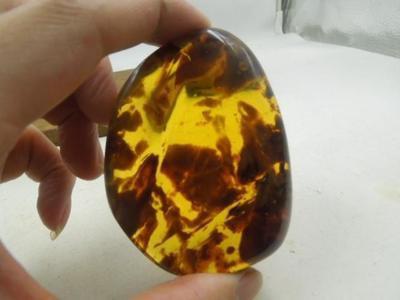 青島港進(jìn)口阿根廷琥珀波羅的海隨形原石掛件水滴吊墜報關(guān)報檢