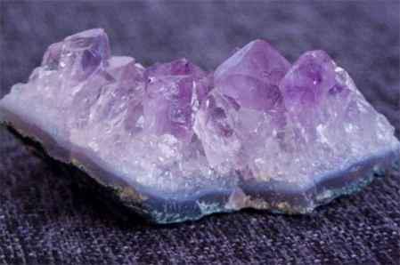 青島港進口巴西紫水晶聚寶盆錢袋子水晶原石報關(guān)清關(guān)烏拉圭